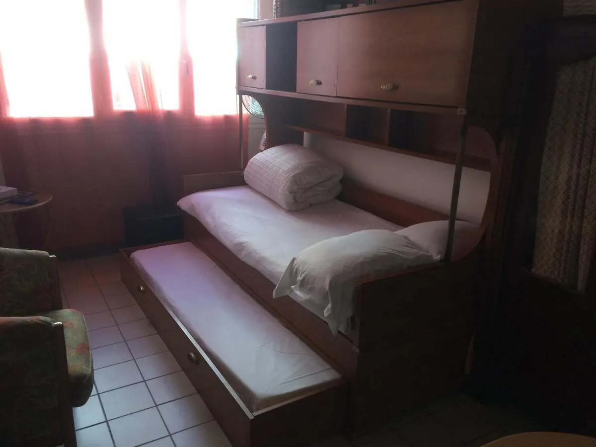 Pigalle De 25 M2 - 2 Lits Simples Type Gigogne Pour 2 Personnes - Coeur Touristique De - 2 Minutes De La Station Metro Pigalle ,petit Train Vers La Butte Montmartre-cabarets Moulin Rouge,chez Michou-restaurants Bouillon Pigalle,berliner * פריז