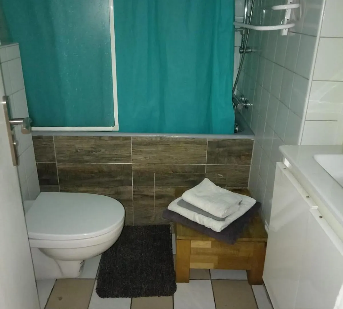 Pigalle De 25 M2 - 2 Lits Simples Type Gigogne Pour 2 Personnes - Coeur Touristique De - 2 Minutes De La Station Metro Pigalle ,petit Train Vers La Butte Montmartre-cabarets Moulin Rouge,chez Michou-restaurants Bouillon Pigalle,berliner