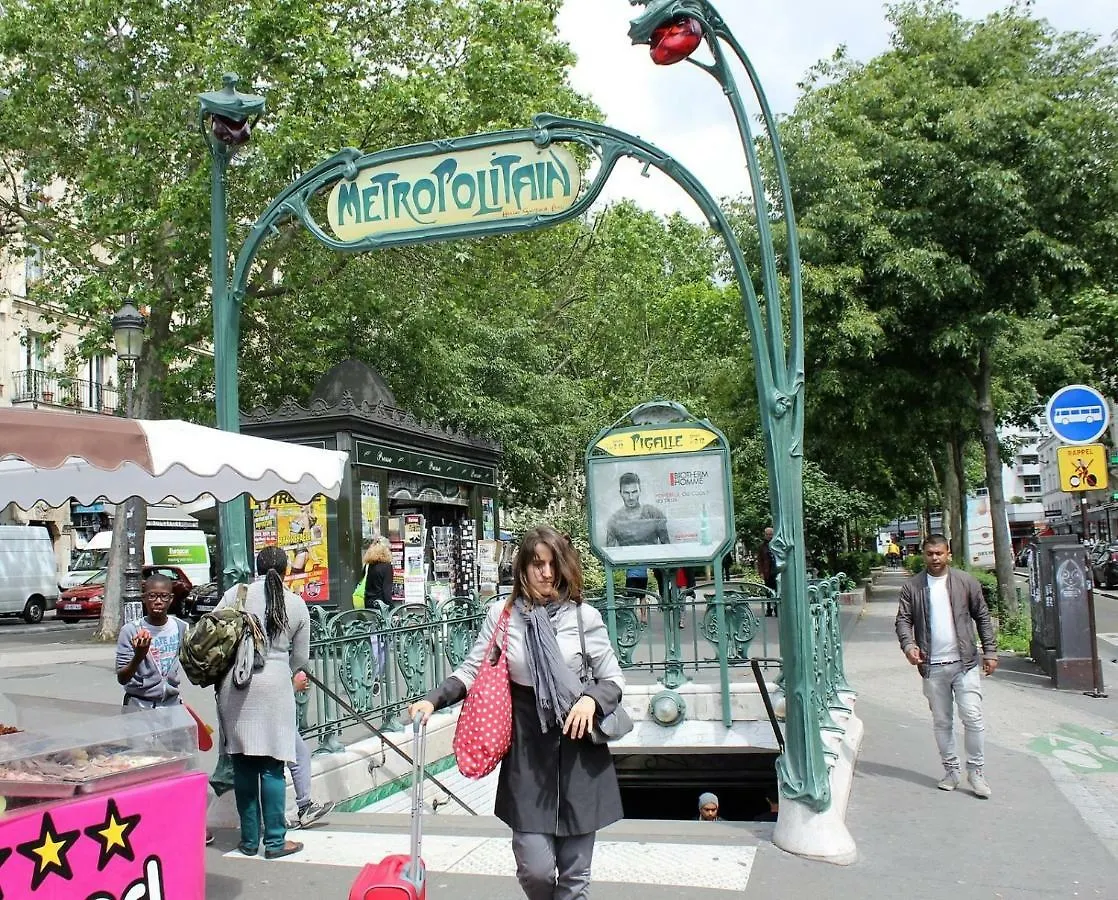 Pigalle De 25 M2 - 2 Lits Simples Type Gigogne Pour 2 Personnes - Coeur Touristique De - 2 Minutes De La Station Metro Pigalle ,petit Train Vers La Butte Montmartre-cabarets Moulin Rouge,chez Michou-restaurants Bouillon Pigalle,berliner פריז