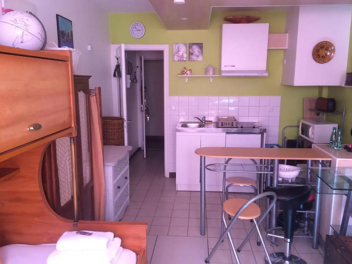 شقة Pigalle De 25 M2 - 2 Lits Simples Type Gigogne Pour 2 Personnes - Coeur Touristique De - 2 Minutes De La Station Metro Pigalle ,petit Train Vers La Butte Montmartre-cabarets Moulin Rouge,chez Michou-restaurants Bouillon Pigalle,berliner باريس