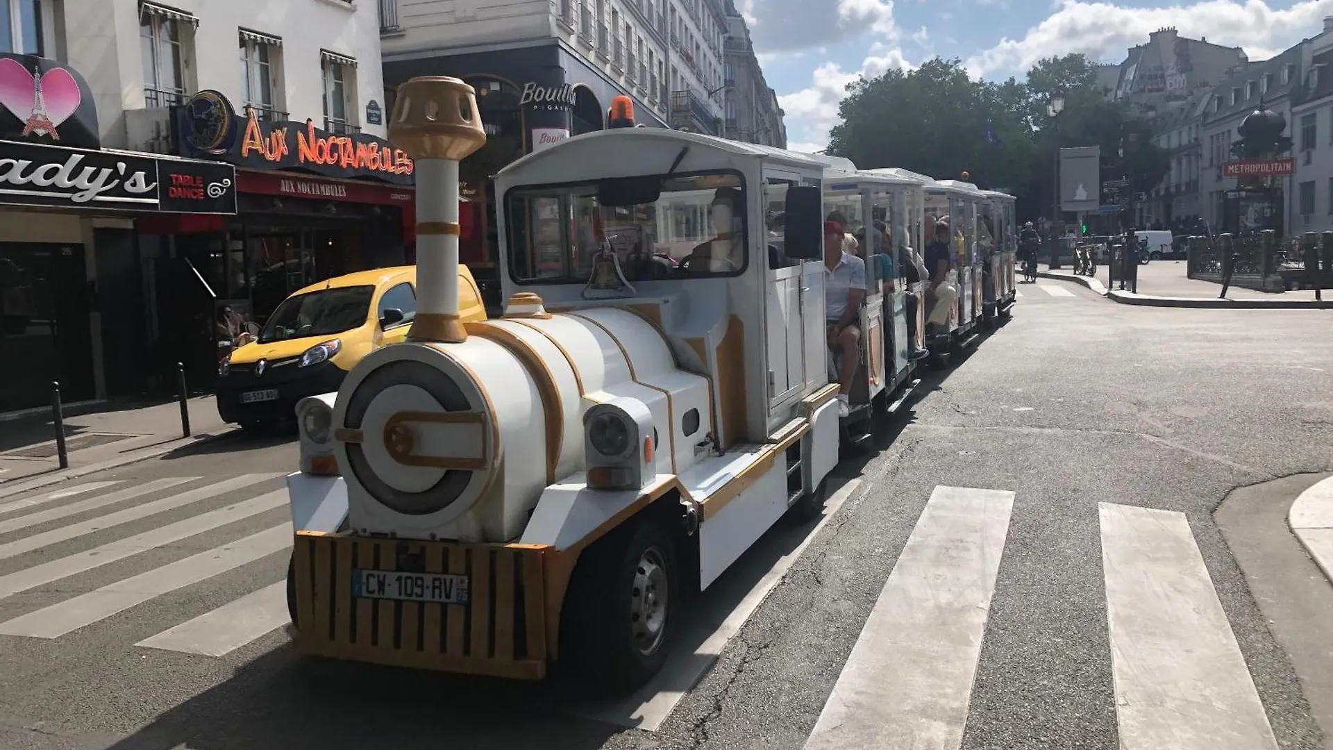 Pigalle De 25 M2 - 2 Lits Simples Type Gigogne Pour 2 Personnes - Coeur Touristique De - 2 Minutes De La Station Metro Pigalle ,petit Train Vers La Butte Montmartre-cabarets Moulin Rouge,chez Michou-restaurants Bouillon Pigalle,berliner